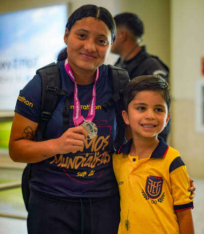 Las mundialistas posaron para los fotos de los fanáticos presentes en el aeropuerto.
