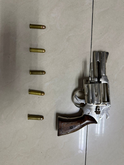 Este es una de las armas de fuego que incautó la Policía.