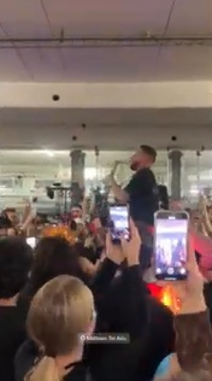 Jóvenes celebran en Tel Aviv la caída de Alí Jameneí.