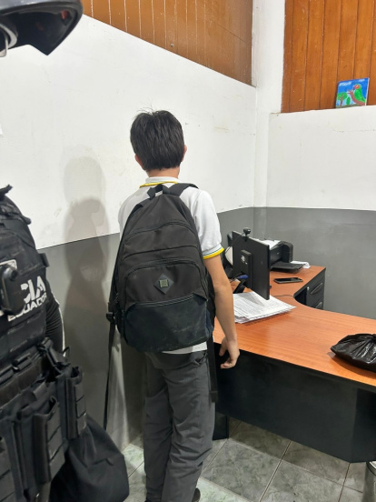 Un colegial fue hallado con indicios en su mochila. 