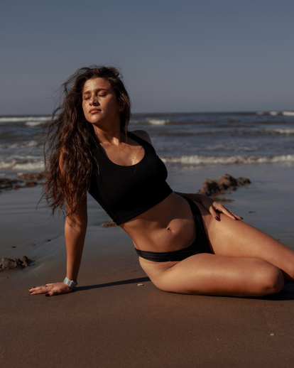 Elbita nació en Calceta, pero a los 3 años su familia se trasladó a Bahía de Caráquez. 