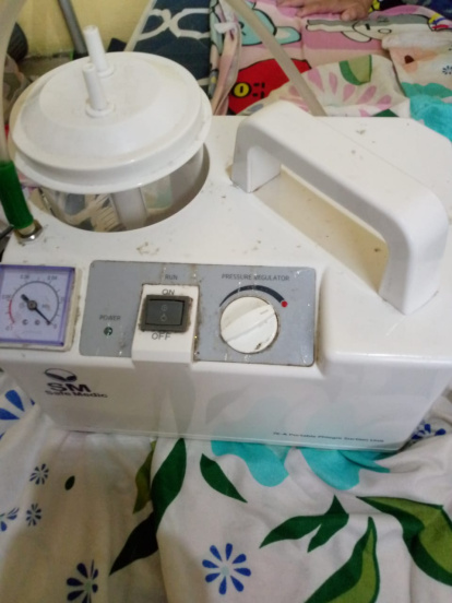 La máquina para aspirar las flemas de su hija está dañada.