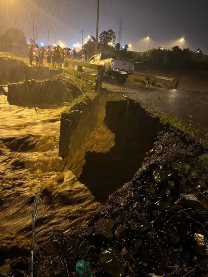 Las precipitaciones también provocaron inundaciones, daños en puentes y más de cien personas aisladas.