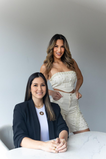 Tita es la hermana y mánager de Alejandra, encargada de las redes de La caramelo y Beta. 