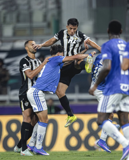 Alan Franco, volante ecuatoriano, fue expulsado tras gresca en el Atlético Mineiro vs Cruzeiro.