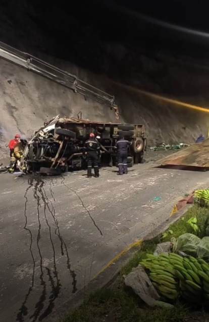 Racimos de plátano quedaron esparcidos en la vía tras el accidente ocurrido en el paso lateral de Ambato.