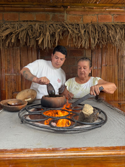 Su nieto Yeiko Moreira, videógrafo, es quien la asiste en cada grabación.
