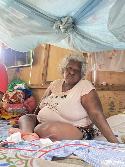 Doña Victoria no se puede mover, necesita de una silla de ruedas.