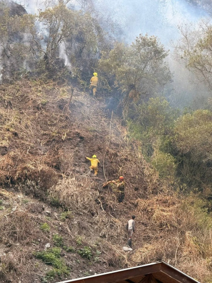 Comuneros organizaron mingas y prepararon alimentos para apoyar a los bomberos en plena emergencia.