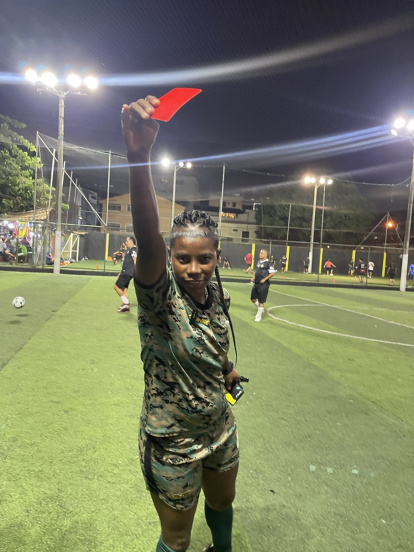 Entre tarjetas y personalidad, Mónica Quinteros se roba la atención del público.