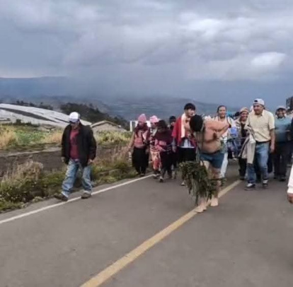 Con el torso descubierto y cargando la ortiga sobre sus hombros, el sospechoso sube el cerro rumbo a su castigo.