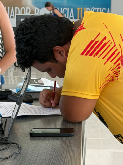 Schuberth Suing cumplió promesa, pero antes tuvo que firmar varios documentos.