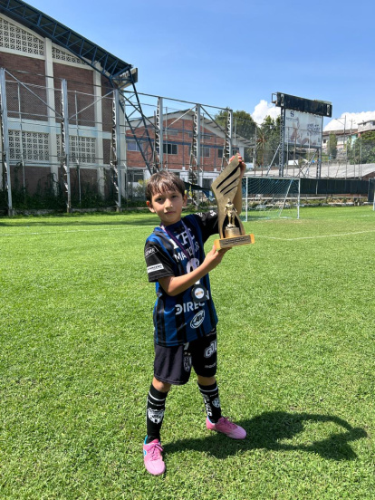 Mario Vargas Jr. capitán de Independiente del Valle San Luis y el trofeo de campeón.