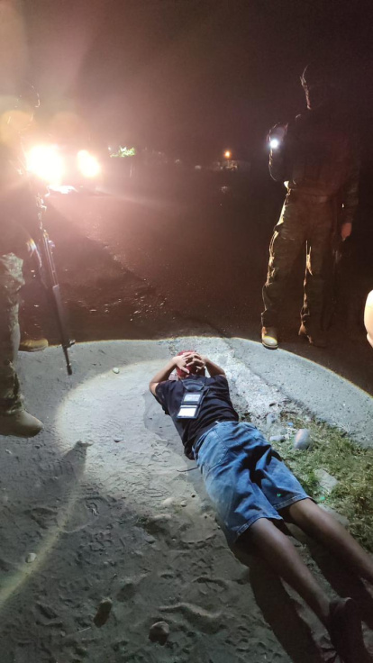 Uno de los sospechosos arrojó un arma de fuego al ver a los militares.