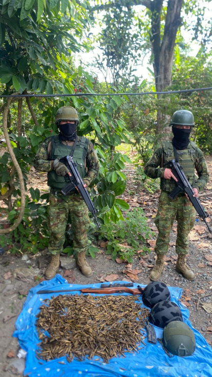 Militares junto a evidencias incautadas durante los operativos.