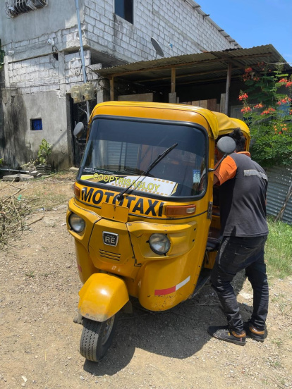 La ayuda llegó en una moto taxi cargada hasta la Cooperativa Reinaldo Quiñónez.