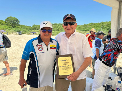 Roberto Gilbert y Franciscos Jiménez, expresidentes de Fedeguayas, presente en el torneo de tiro práctico.