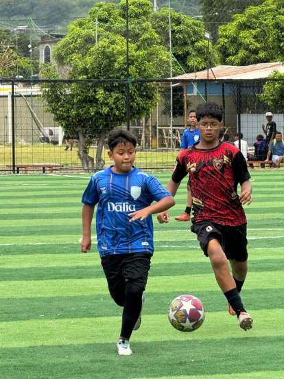Jugadores del Fútbol y Asados y Halcones Dorado de la Sub 14.