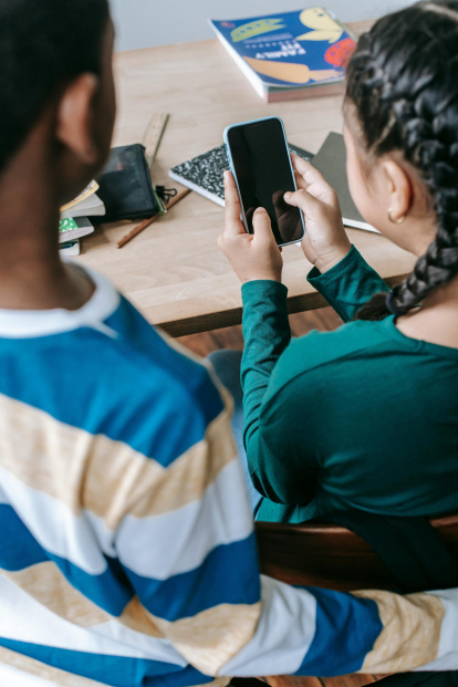 Un estudio con 518 adolescentes vincula la adicción a redes con conductas violentas y falta de control en el uso del celular.