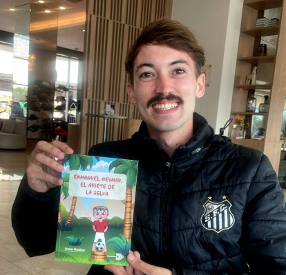 Tiago Maestre, antes del partido, contento con su Enmanuel Neymar.