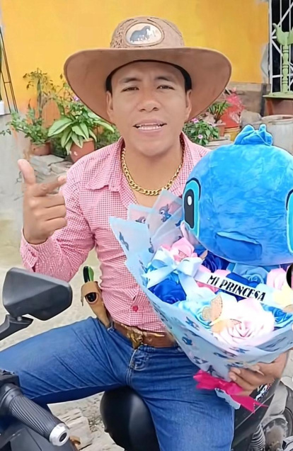 Gonzalo Adrián González Isvis en una de sus entregas, caracterizando su personaje.