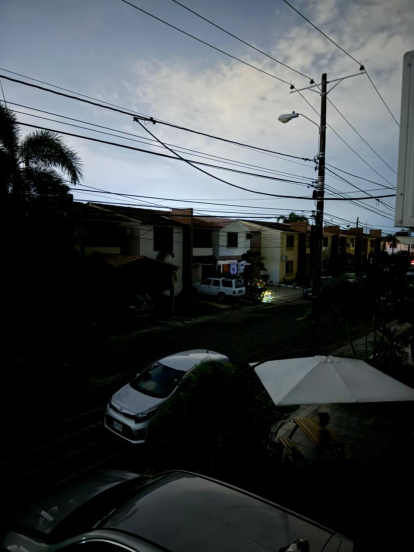 Vecinos aseguran haber escuchado explosiones antes de los cortes eléctricos.