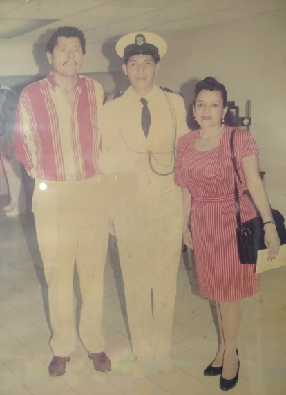 El deseo de su padre siempre fue ver a su hijo como marino. Antes de abrazar su identidad, Ivanna estudió en un colegio militar.