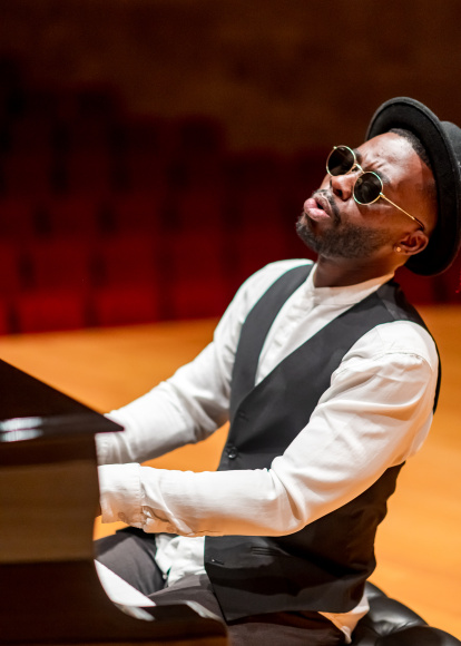 El artista toca el piano desde niño.