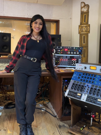 En el estudio de producción de la agrupación boliviana Los Kjarkas, donde labora junto a su novio boliviano.