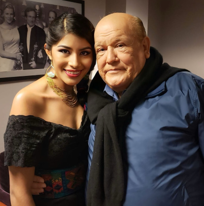 Fue corista del cantante fallecido Leo Dan, en su concierto en Los Ángeles.