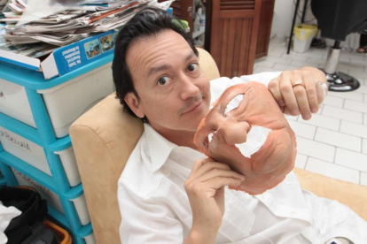 Él crea sus prótesis y máscaras con las que le da vida a los personajes que imita.