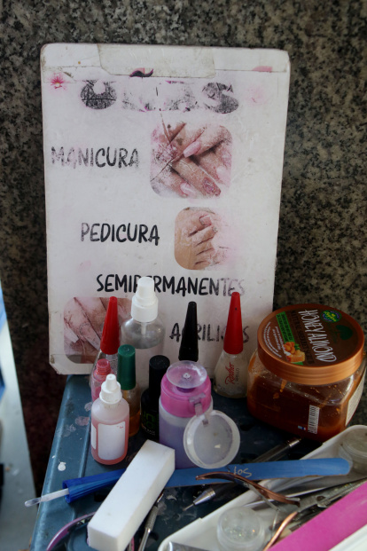 Así ubica la extranjera los materiales que usa en cada servicio.