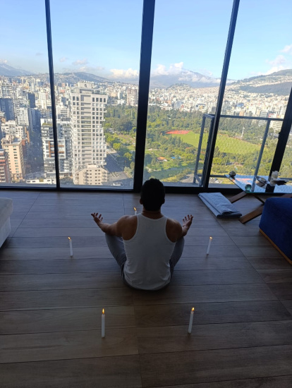 Así se ve un ritual básico de registro akáshico, en un departamento de Quito.