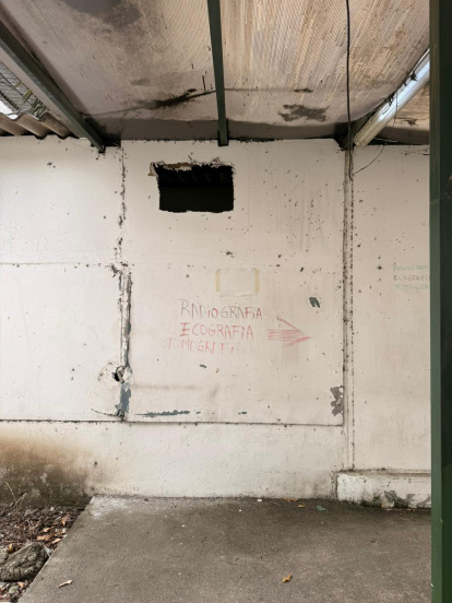 Indicaciones improvisadas evidencian deterioro y falta de mantenimiento en consulta externa.