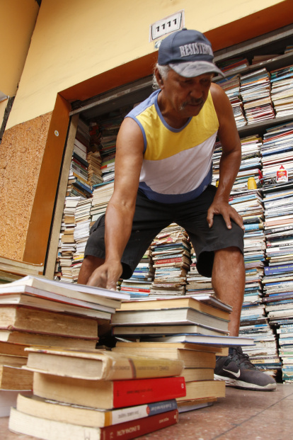 Ferny Páez mientras muestra sus libros en la acera de la calle Huancavilca.