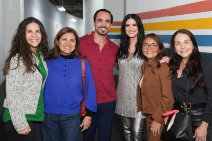 Jonathan Parra junto a la cantante italiana, durante el 'meet & greet' al que fue invitado luego del show.