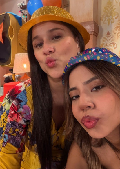 Junto a Elba González, con quien compartió escenas en El Cholito forever, como su mejor amiga Teffy.