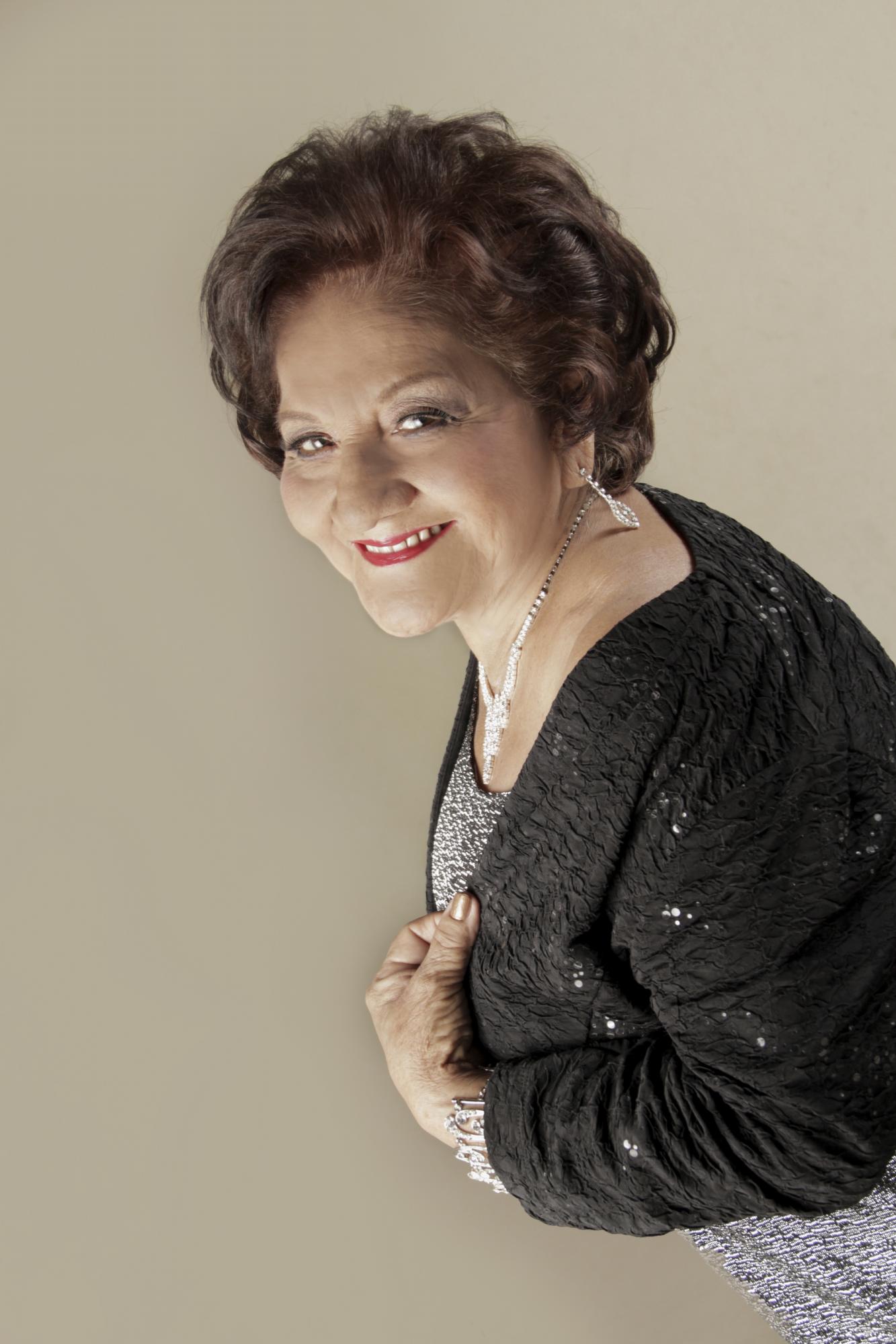 Fresia Saavedra llegó a los 90 y sigue cantando