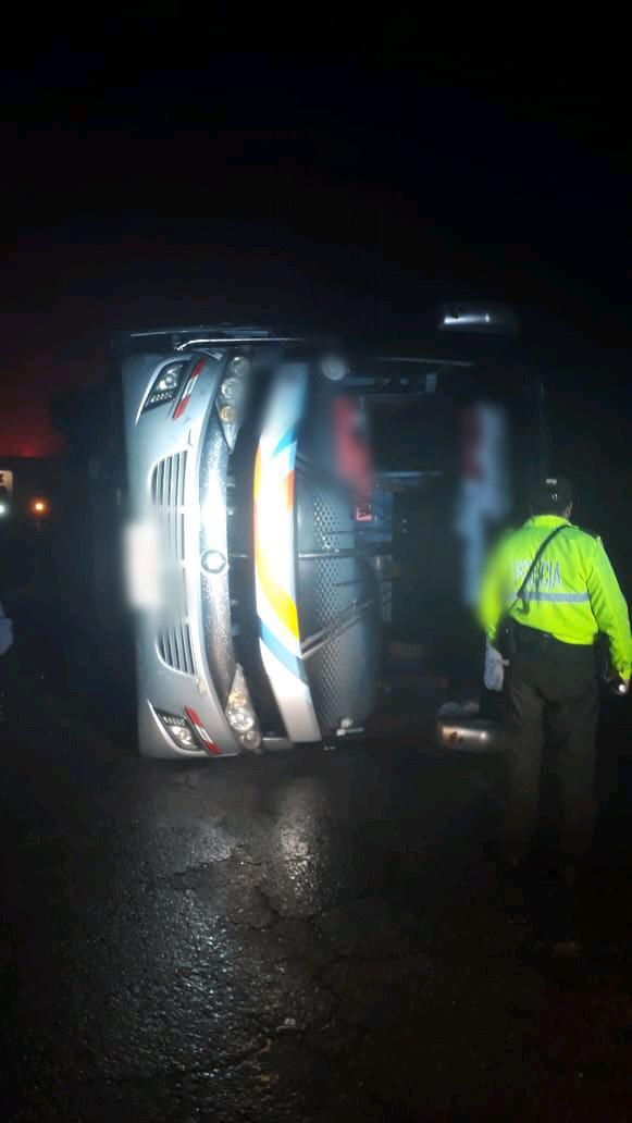 Al menos cinco muertos y quince heridos en volcamiento de bus