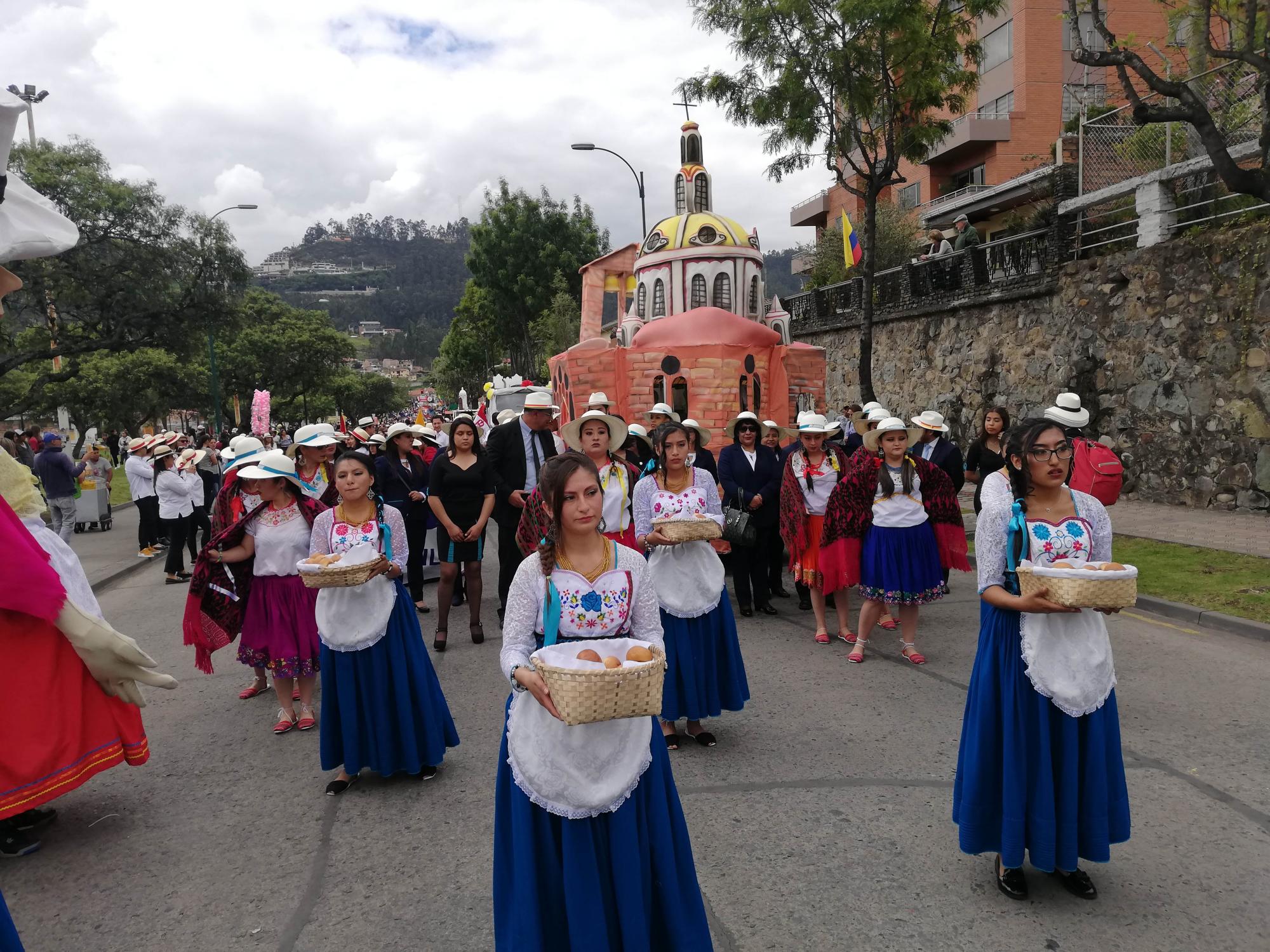 Desfile estudiantil revivió la historia, mitos y leyendas de Cuenca