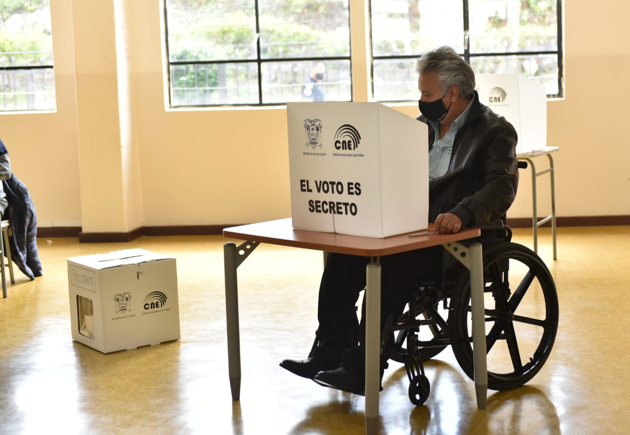 Elecciones Ecuador 2021: ¡Lenín Moreno votó rapidito y ...