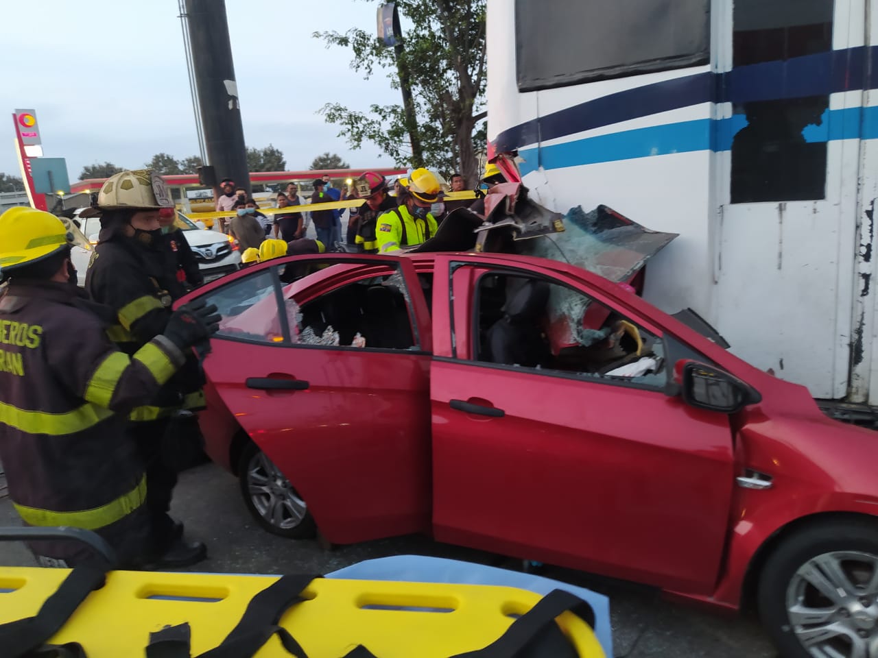 Durán: Choque entre un auto y un bus dejó dos muertos y tres heridos