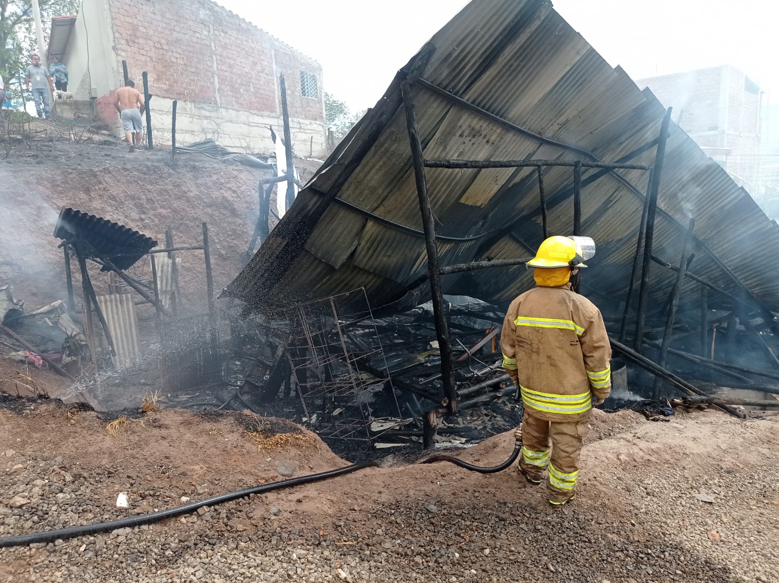 Catamayo: incendio deja en la calle a una familia