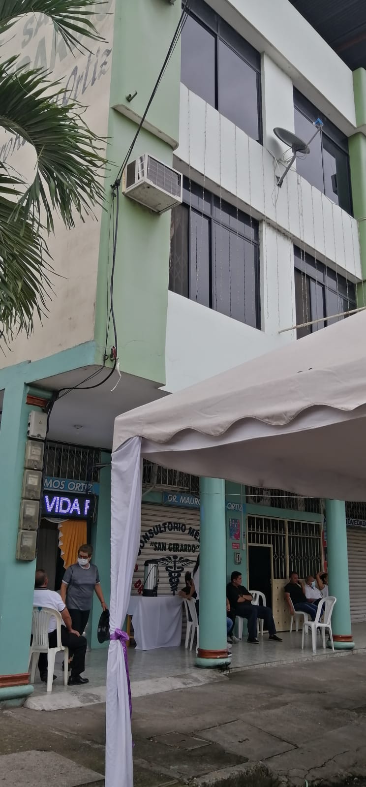 Asomada mortal: adolescente cae de un tercer piso