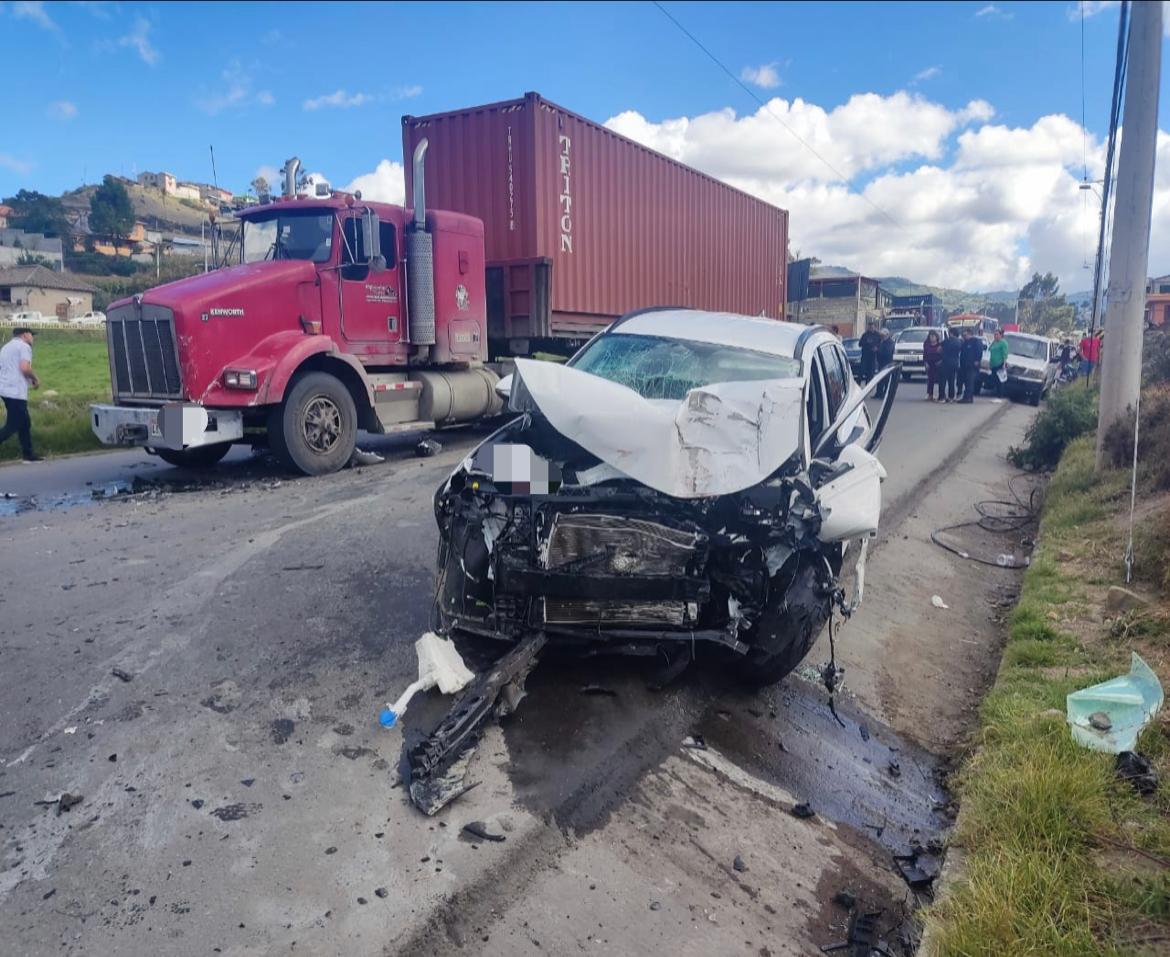 Un muerto y un herido grave dejó el choque de un tráiler contra un ...