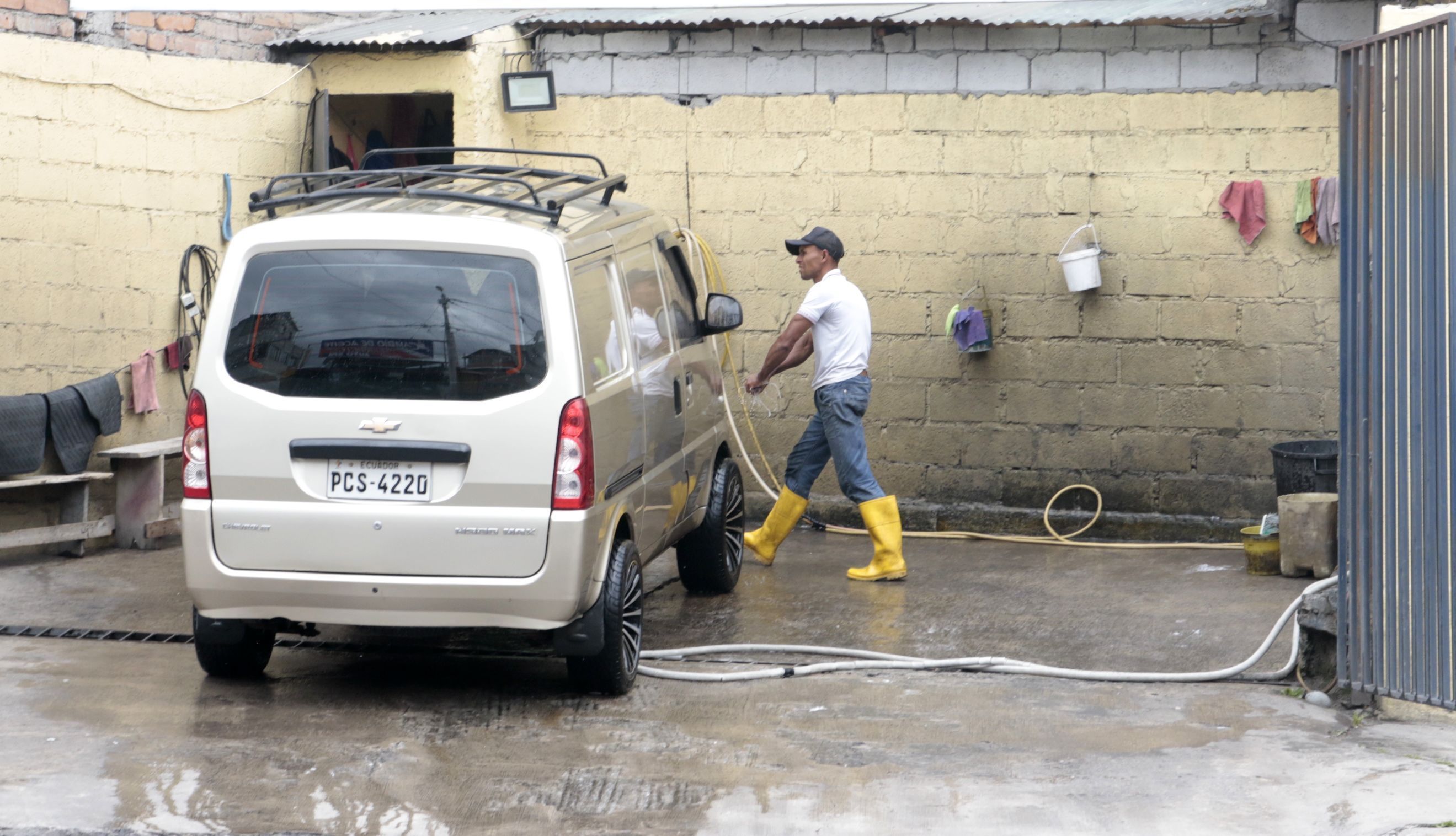 Quito: lavadores de carros piden reubicarse y permisos de funcionamiento