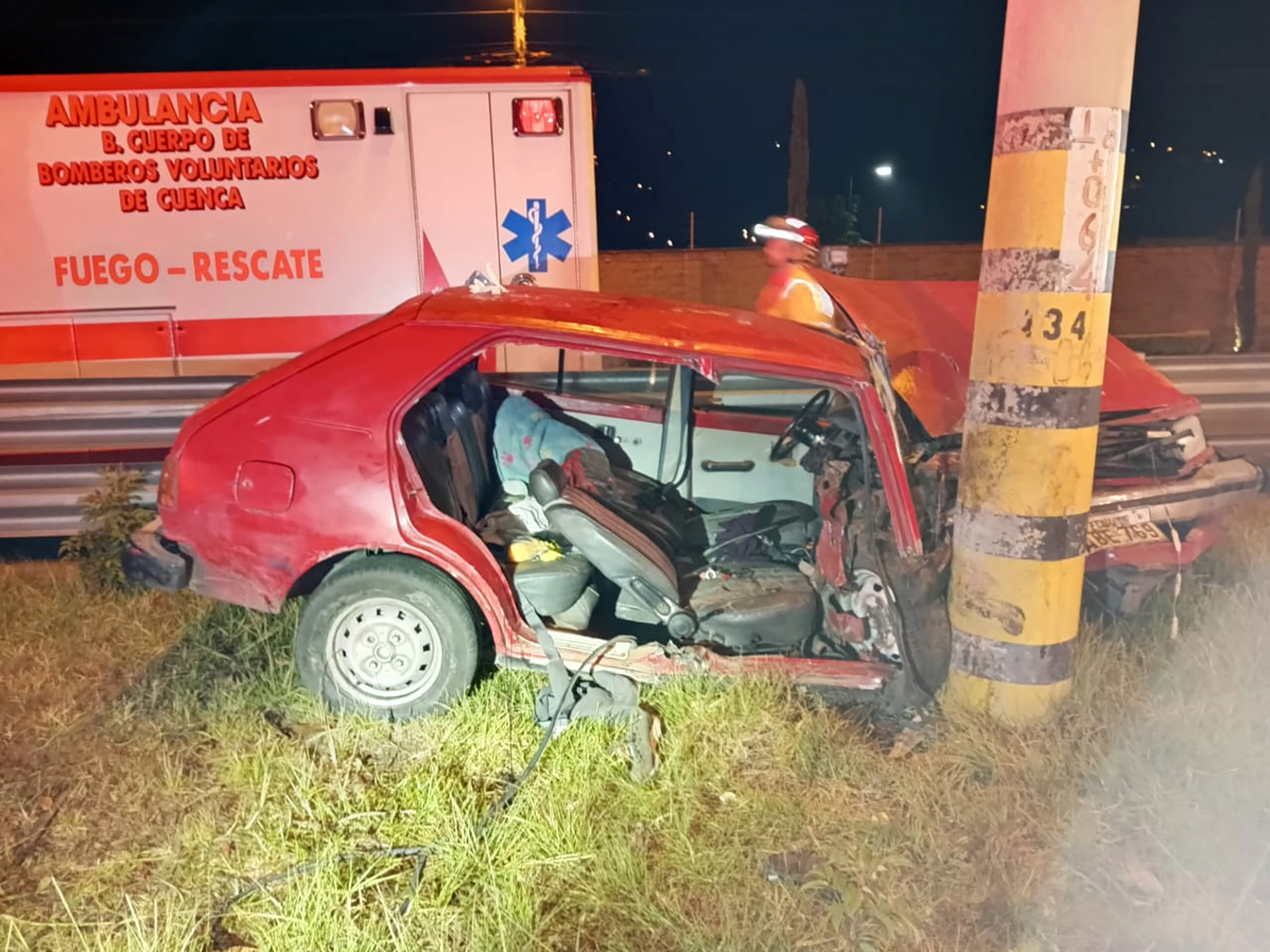 cuenca-dos-heridos-graves-tras-el-choque-de-un-auto-contra-un-poste-de