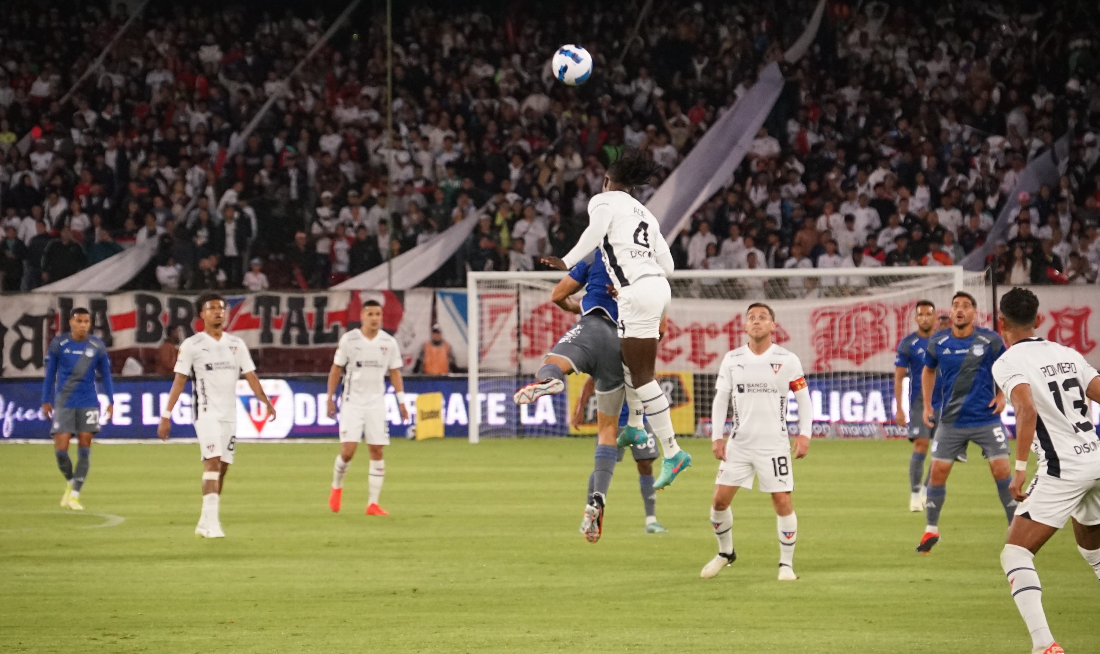 Liga De Quito Vs Emelec Los Albos Ganan 1 0 Al Bombillo En El Estadio