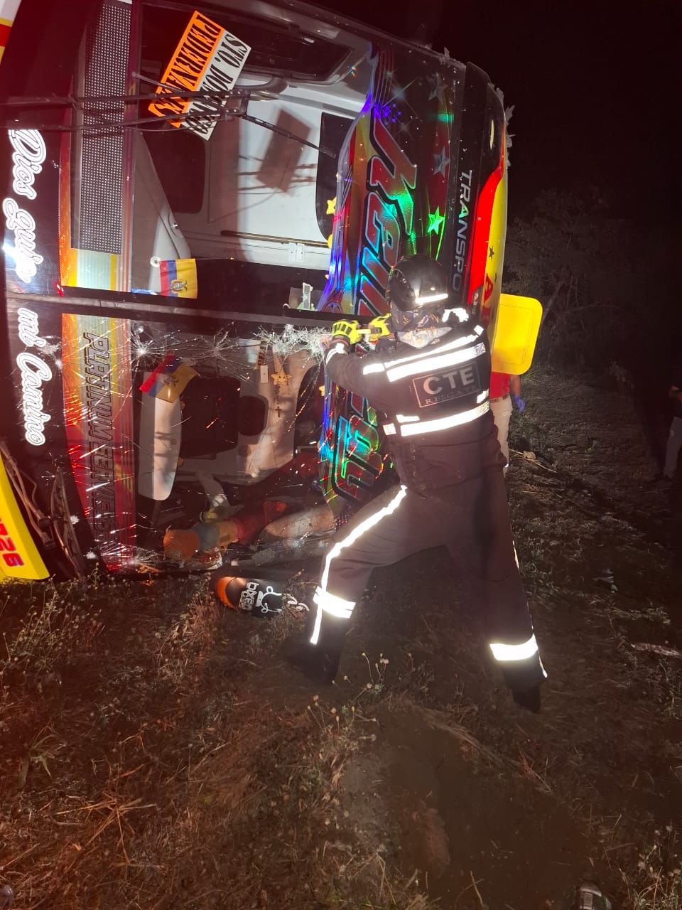 Volcamiento de bus en Ventanas deja 7 muertos y más de 20 heridos