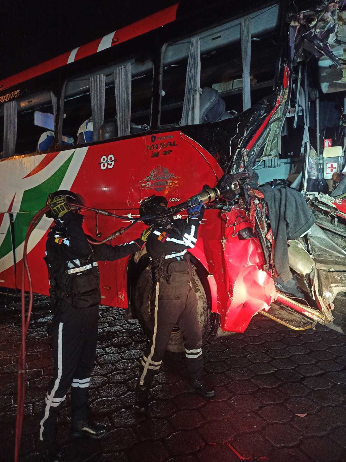 Choque entre bus y tráiler deja un muerto y 16 heridos en Buena Fe